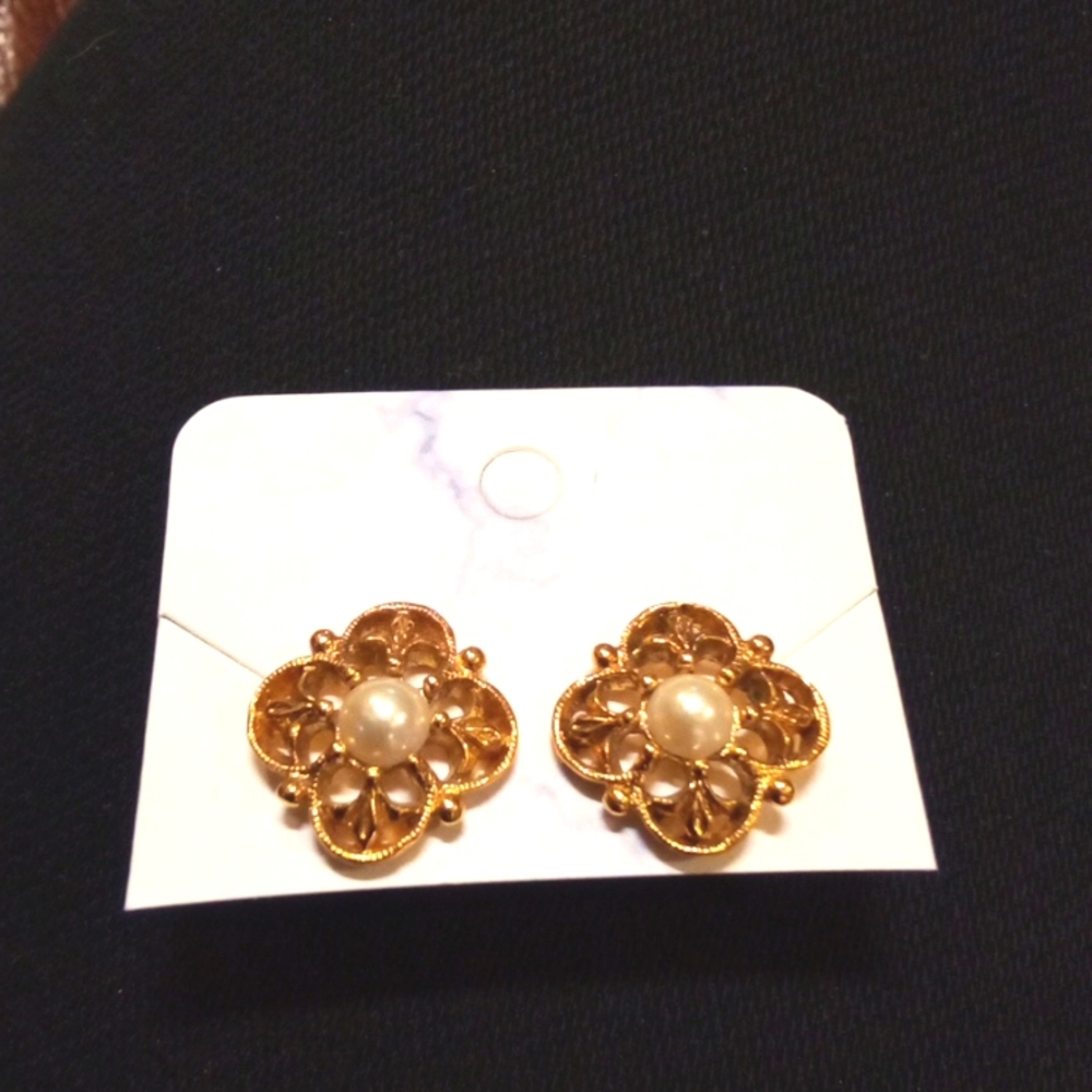 Vintage pearl earrings